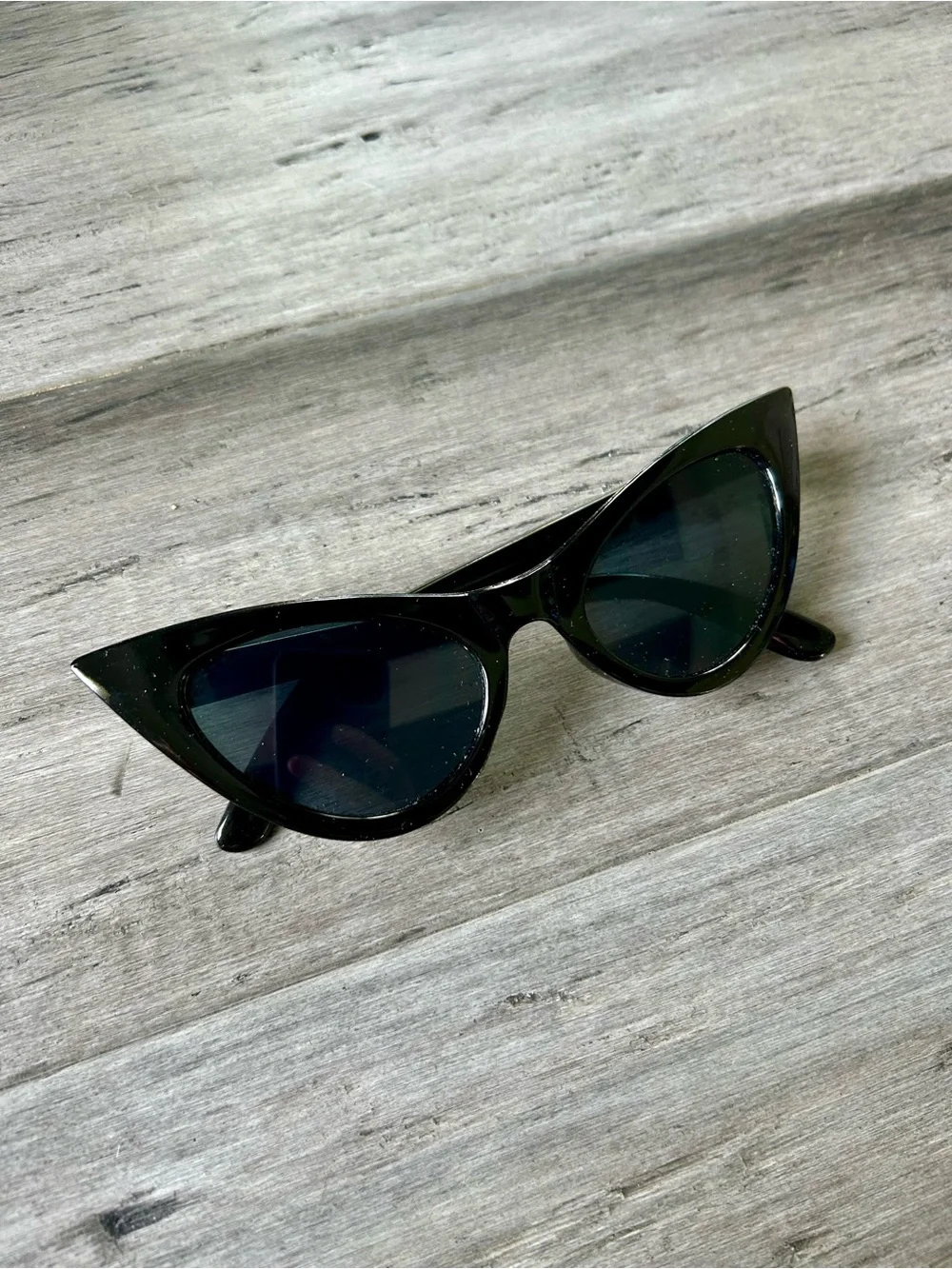 💸 5/20 Retro Slim Cat Eye Sunglasses in Black